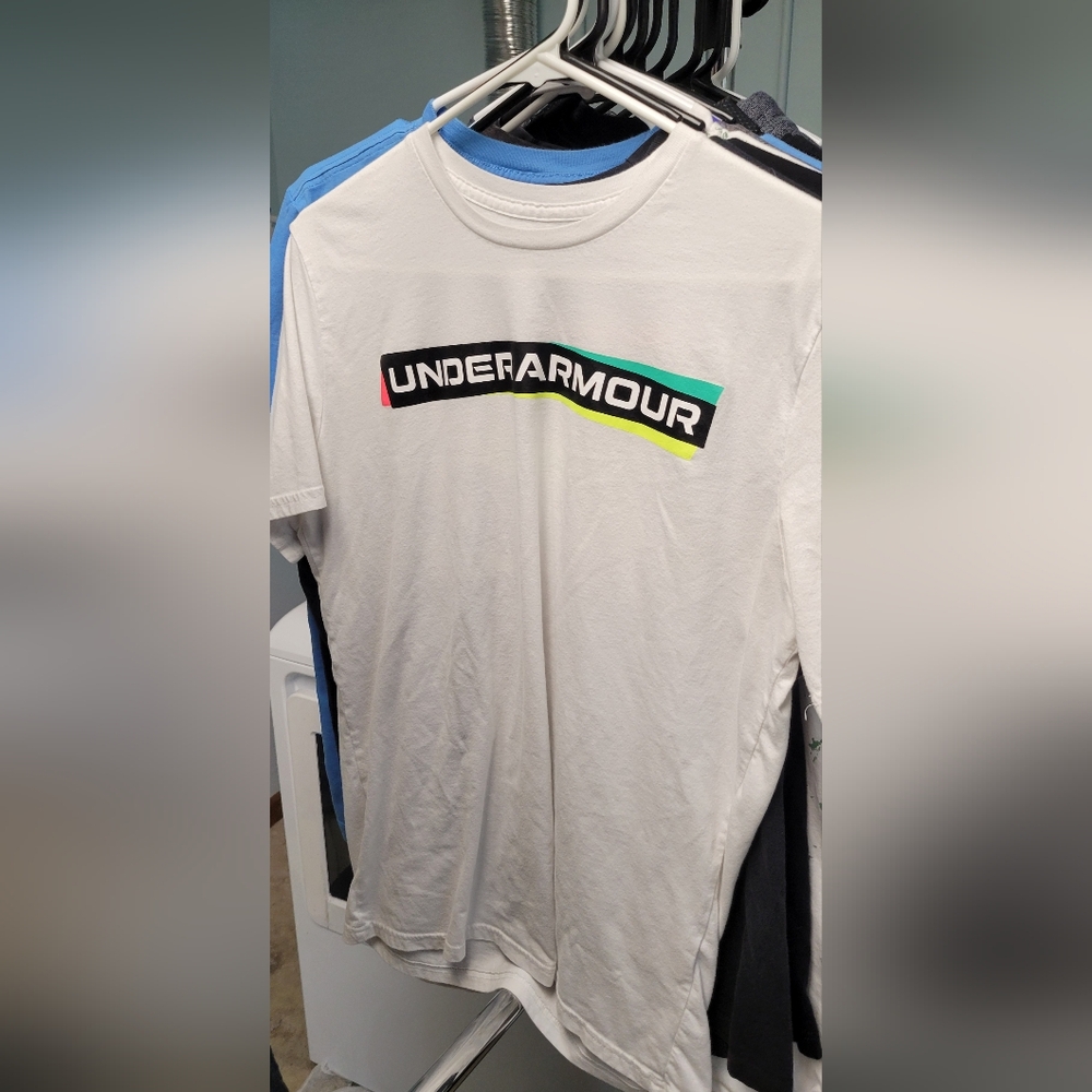 Men's Medium Under Armour Short Sleeve Shirt EUC